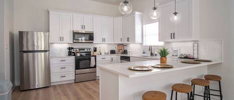 Jääkaappi, mikroaaltouuni, uuni, liesi