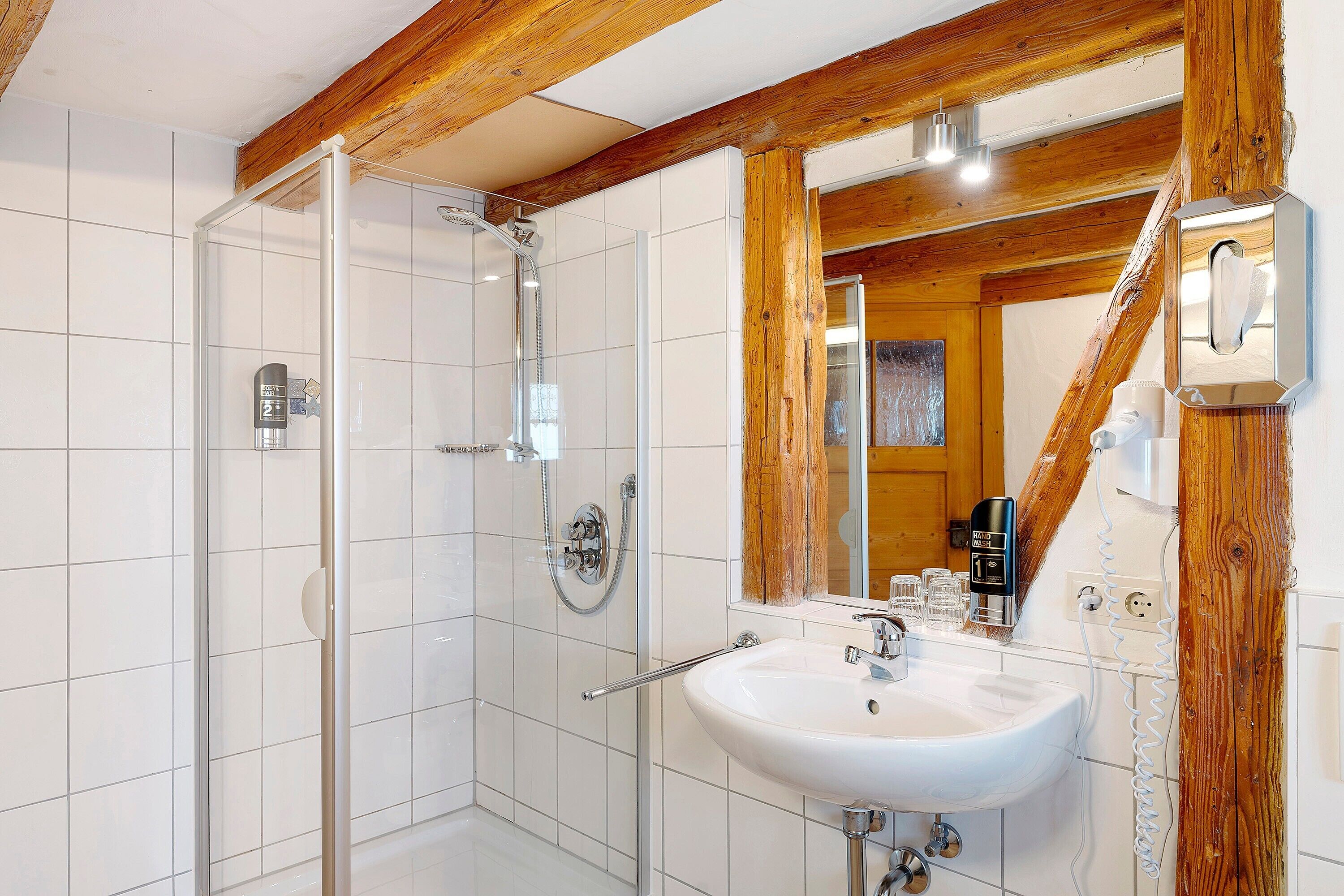 Douche, sèche-cheveux, serviettes fournies