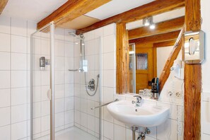 Dusche, Haartrockner, Handtücher
