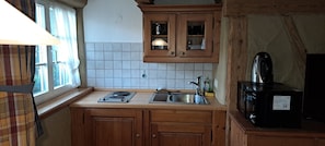 Refrigerador, microondas, parrilla de estufa y cafetera y tetera