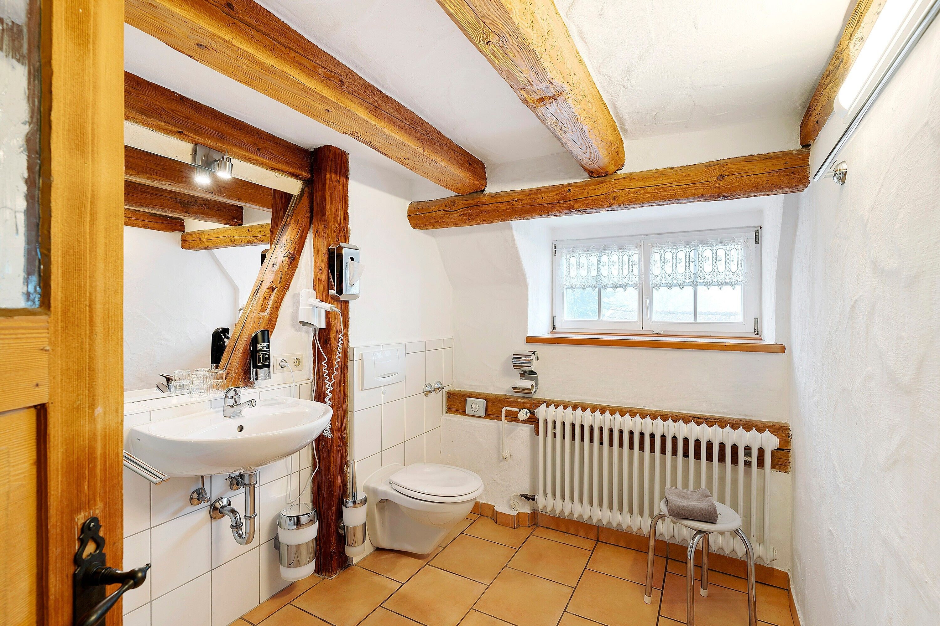 Dusche, Haartrockner, Handtücher