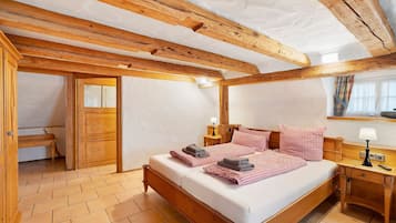 Tabla de planchar con plancha, wifi, ropa de cama