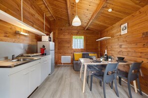 Fridge, microwave, stovetop, coffee/tea maker - Chalet “Confort 21” with Terrace and Shared Pool (Saint-Gervais)