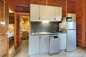 Fridge, microwave, stovetop, dishwasher - Chalet “Prestige Le 19” with Terrace, Shared Pool and Wi-Fi (Saint-Gervais)