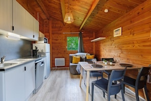 Fridge, microwave, stovetop, dishwasher - Chalet “Prestige Le 19” with Terrace, Shared Pool and Wi-Fi (Saint-Gervais)