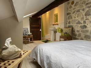 WiFi, bed sheets - Guest Room "Le Pigeonnier" with Shared Pool, Wi-Fi, and Air Conditioning (Saint-Alban-Auriolles)