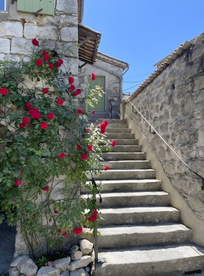 Property grounds - Guest Room "Le Pigeonnier" with Shared Pool, Wi-Fi, and Air Conditioning (Saint-Alban-Auriolles)