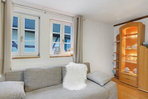 TV - Apartment 'Ferienwohnung 1' with Private Garden and Wi-Fi (Sternenfels)