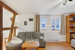 TV - Apartment 'Ferienwohnung 1' with Private Garden and Wi-Fi (Sternenfels)