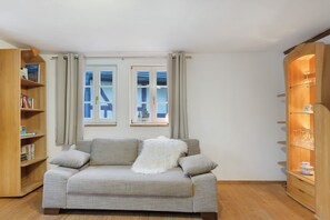 TV - Apartment 'Ferienwohnung 1' with Private Garden and Wi-Fi (Sternenfels)