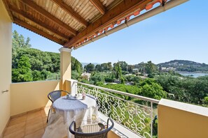 Outdoor dining - Studio Apartment 'With Seaview 1' with Sea View, Wi-Fi and Air Conditioning (Limni)
