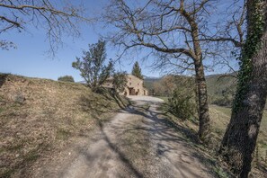 Exterior - Casa Rural La Moixella: Catalan Country House with Private Pool and Pyrenees Views (Lladurs)