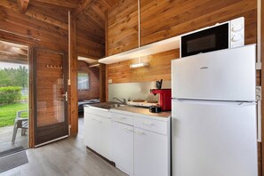 Een koelkast, een microgolfoven, een kookplaat