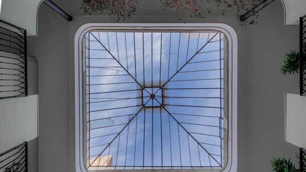 A square skylight with a metal grid, surrounded by walls and a railing. - Gavidia Center Premium Suites Apartment with Wi-Fi and Air Conditioning (Seville)