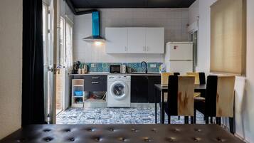 Een koelkast, een microgolfoven, een kookplaat