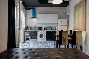 Een koelkast, een microgolfoven, een kookplaat