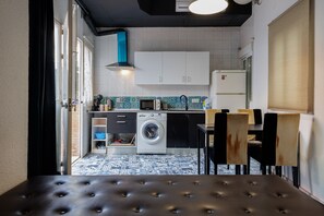 Refrigerador, microondas, parrilla de estufa y cafetera y tetera 