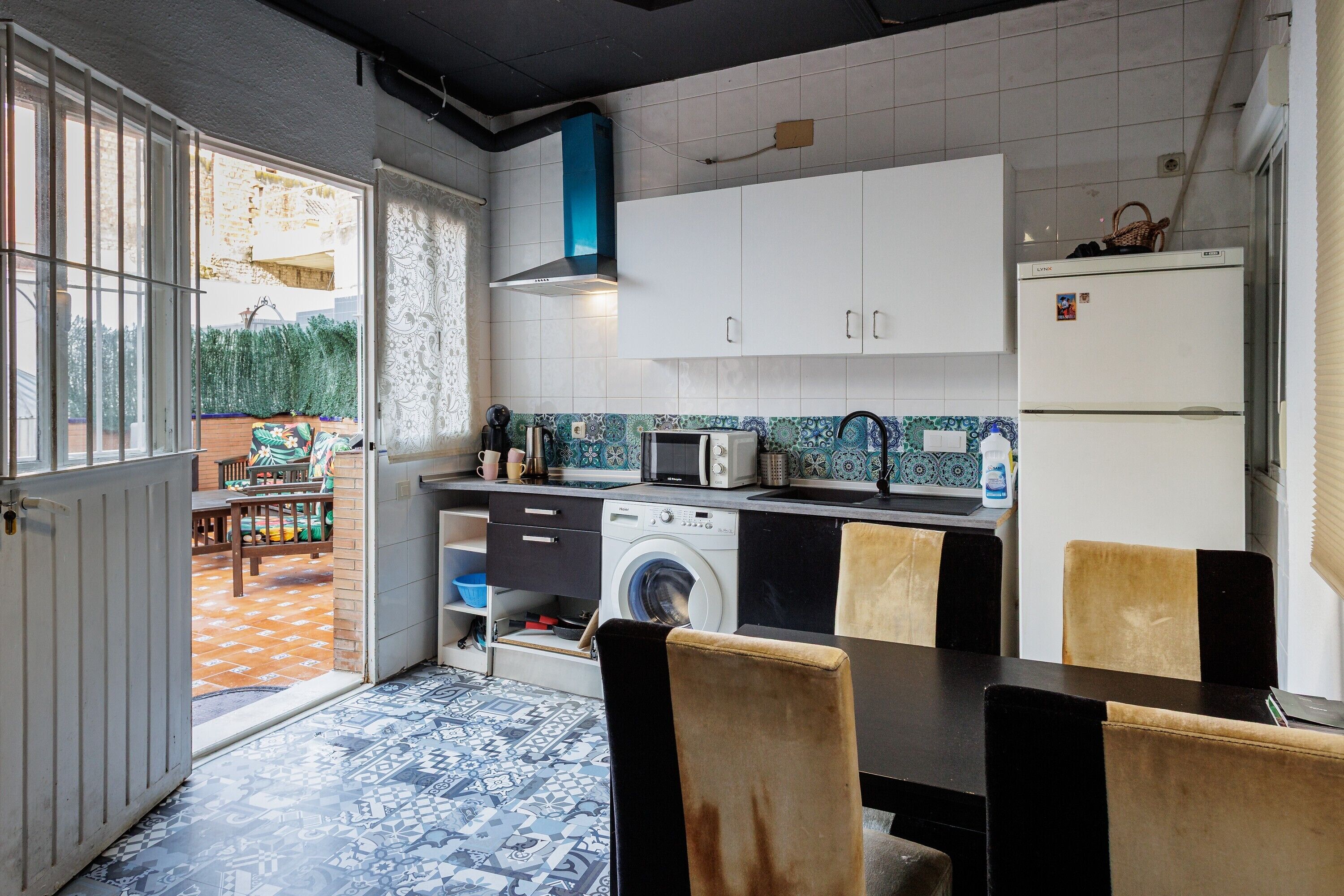 Geladeira, micro-ondas, cooktop, cafeteira/chaleira