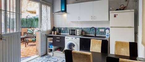 Geladeira, micro-ondas, cooktop, cafeteira/chaleira