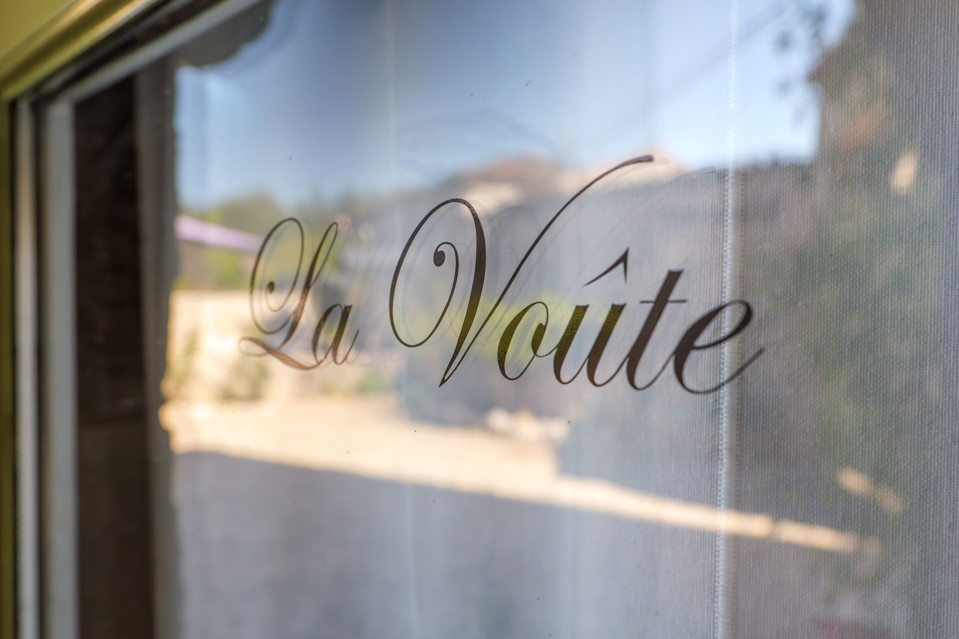 Una ventana con la inscripción 'La Voiture' en grafía cursiva.