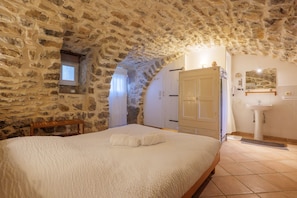 WiFi, bed sheets - Guest Room “La Voûte” with Shared Pool, Communal Terrace and Wi-Fi (Saint-Alban-Auriolles)