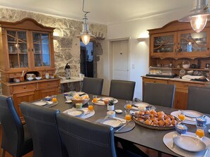 Dining - Guest Room “La Voûte” with Shared Pool, Communal Terrace and Wi-Fi (Saint-Alban-Auriolles)