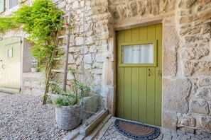 Exterior detail - Guest Room “La Voûte” with Shared Pool, Communal Terrace and Wi-Fi (Saint-Alban-Auriolles)