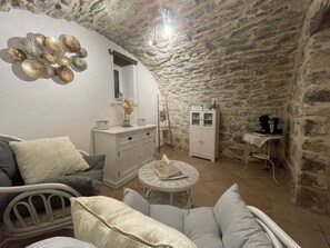 Interior - Guest Room “La Clède” with Shared Pool, Wi-Fi, and Air Conditioning (Saint-Alban-Auriolles)