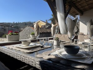Outdoor dining - Guest Room “La Clède” with Shared Pool, Wi-Fi, and Air Conditioning (Saint-Alban-Auriolles)