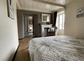 Room - Guest Room “La Clède” with Shared Pool, Wi-Fi, and Air Conditioning (Saint-Alban-Auriolles)