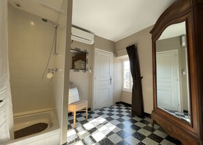 Bathroom - Guest Room “La Clède” with Shared Pool, Wi-Fi, and Air Conditioning (Saint-Alban-Auriolles)