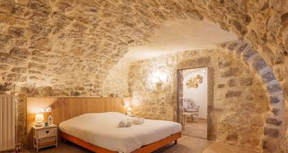 Chambre dâhĂŽtes « La CharbonniĂšre - Suite » avec piscine partagĂ©e, terrasse et Wi-Fi