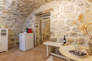 Interior - Guest Room “La Charbonnière - Suite” with Shared Pool, Terrace and Wi-Fi (Saint-Alban-Auriolles)