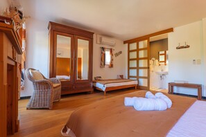 WiFi, bed sheets - Guest Room 'Le Dolmen' with Shared Pool, Wi-Fi, and Air Conditioning (Saint-Alban-Auriolles)