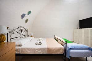 Iron/ironing board, WiFi, bed sheets - Apartment 'All'angolo' with Wi-Fi and Air Conditioning (Molfetta)