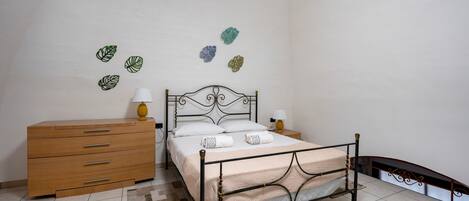 Een strijkplank/strijkijzer, wifi, beddengoed