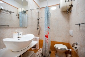 Shower, hair dryer, towels - Apartment 'All'angolo' with Wi-Fi and Air Conditioning (Molfetta)