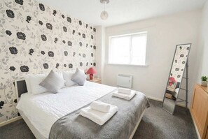 2 bedrooms, desk, iron/ironing board, WiFi - Convenient 2 Bedroom Apartment in Preston w WiFi (Preston)