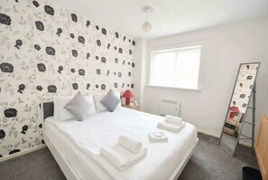 2 bedrooms, desk, iron/ironing board, WiFi - Convenient 2 Bedroom Apartment in Preston w WiFi (Preston)