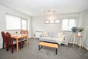 Offices - Convenient 2 Bedroom Apartment in Preston w WiFi (Preston)