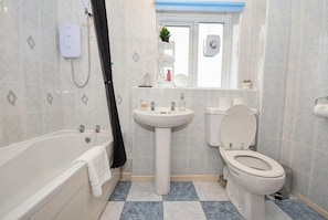 Shower, hair dryer, towels - Convenient 2 Bedroom Apartment in Preston w WiFi (Preston)