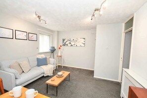 Offices - Convenient 2 Bedroom Apartment in Preston w WiFi (Preston)