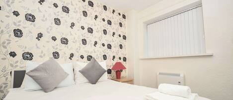 Desk, iron/ironing board, WiFi, bed sheets