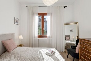 Tabla de planchar con plancha, wifi y ropa de cama 