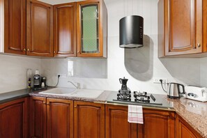 Frigorifero, microonde, forno, piano cottura