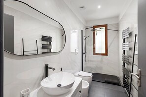 Shower, hair dryer, towels, toilet paper - Villa Perla Del Sole with Sauna and Panoramic Views (Baiardo)