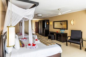 مكتب ومساحة عمل للكمبيوتر المحمول ومكواة/لوح كي وواي فاي مجانًا