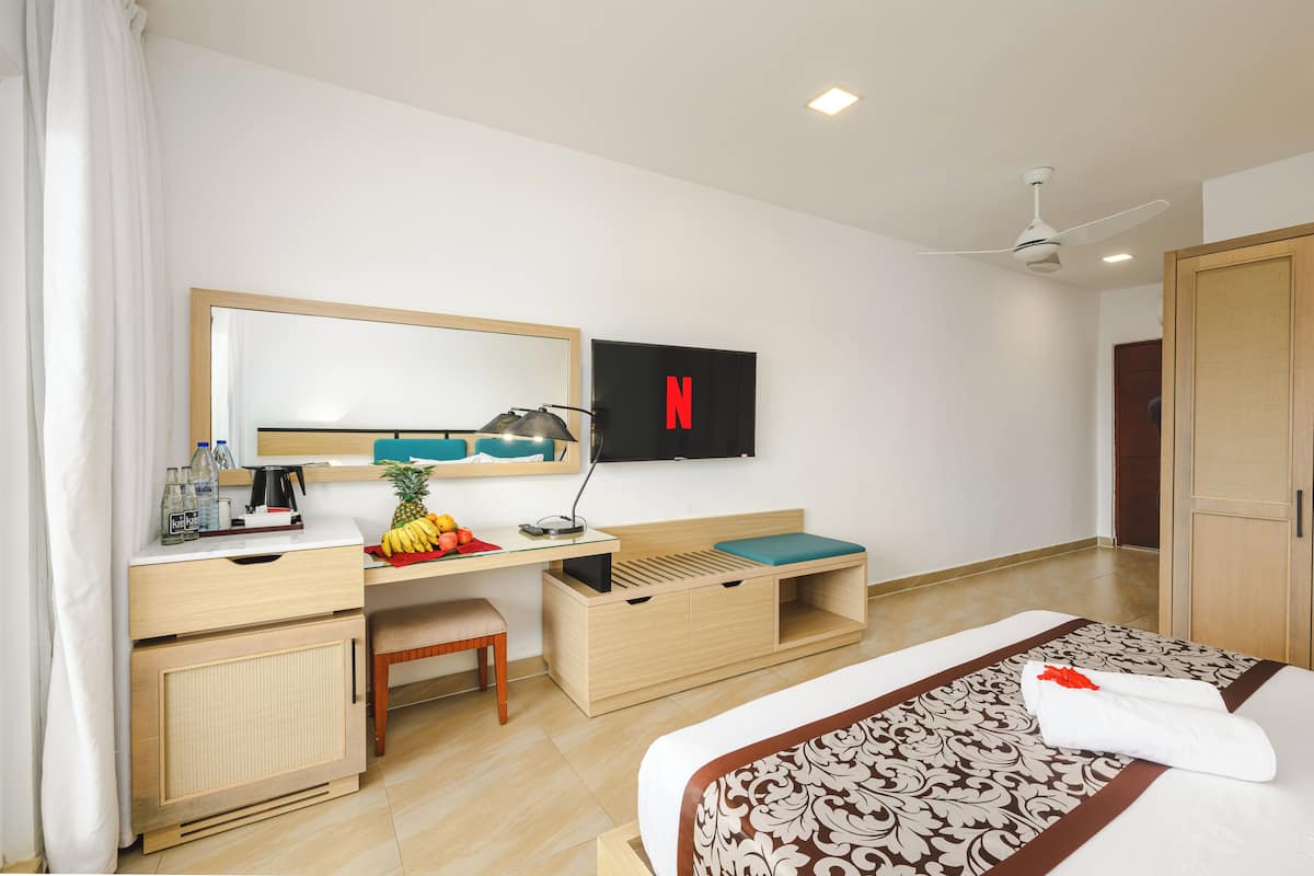 Minibar, escritorio, espacio para trabajar con un portátil