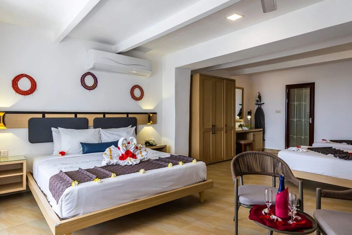 Suite junior, vistas al mar | Minibar, escritorio, espacio para trabajar con un portátil
