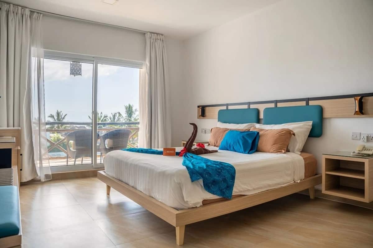 مكتب ومساحة عمل للكمبيوتر المحمول ومكواة/لوح كي وواي فاي مجانًا